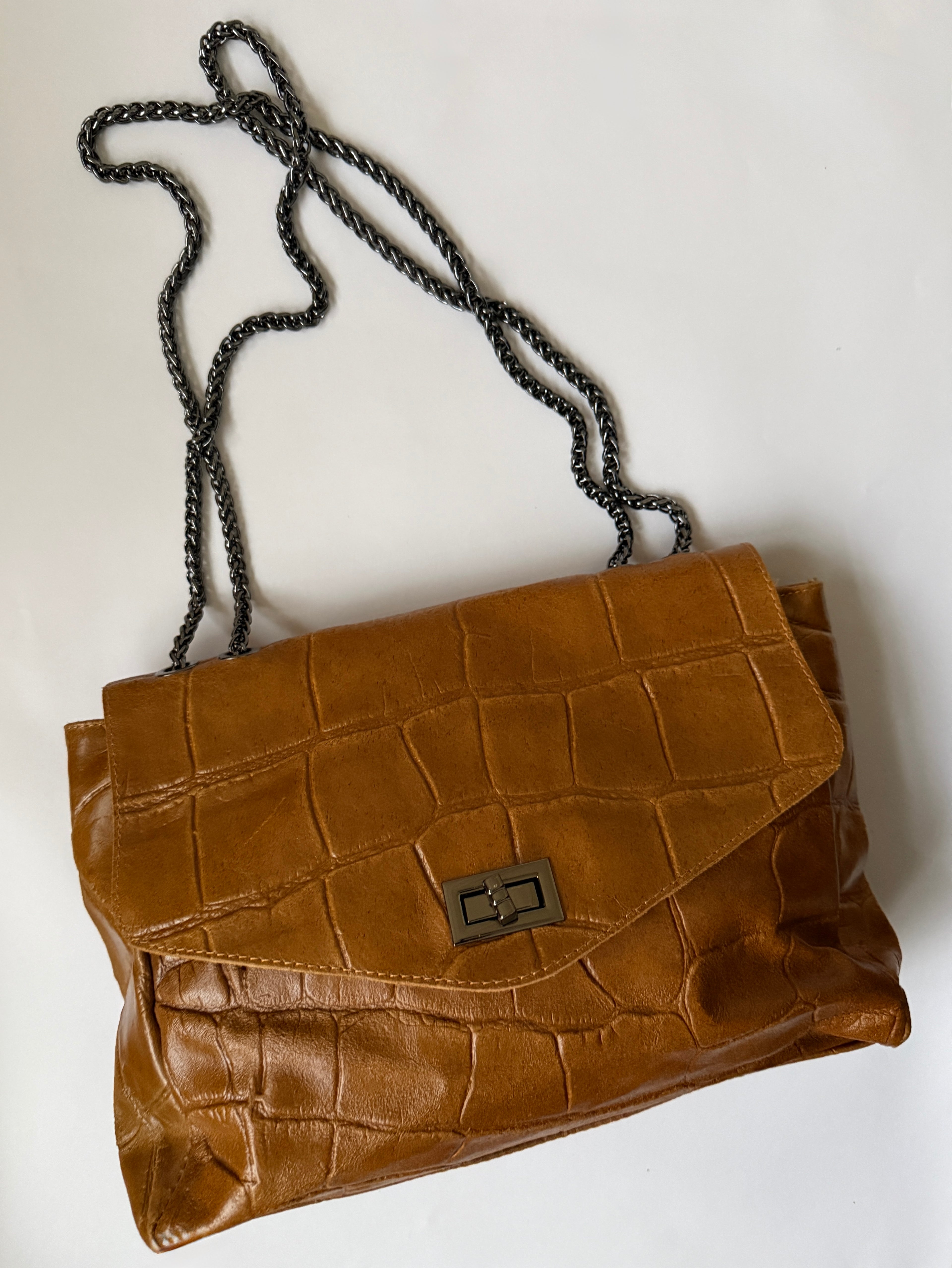 CAMEL COLOR LEATHER HANDBAG WITH ADJUSTABLE STRAPS, ZIP CLOSING INSIDE, NEVER WORN, NEW WITHOUT TAGS