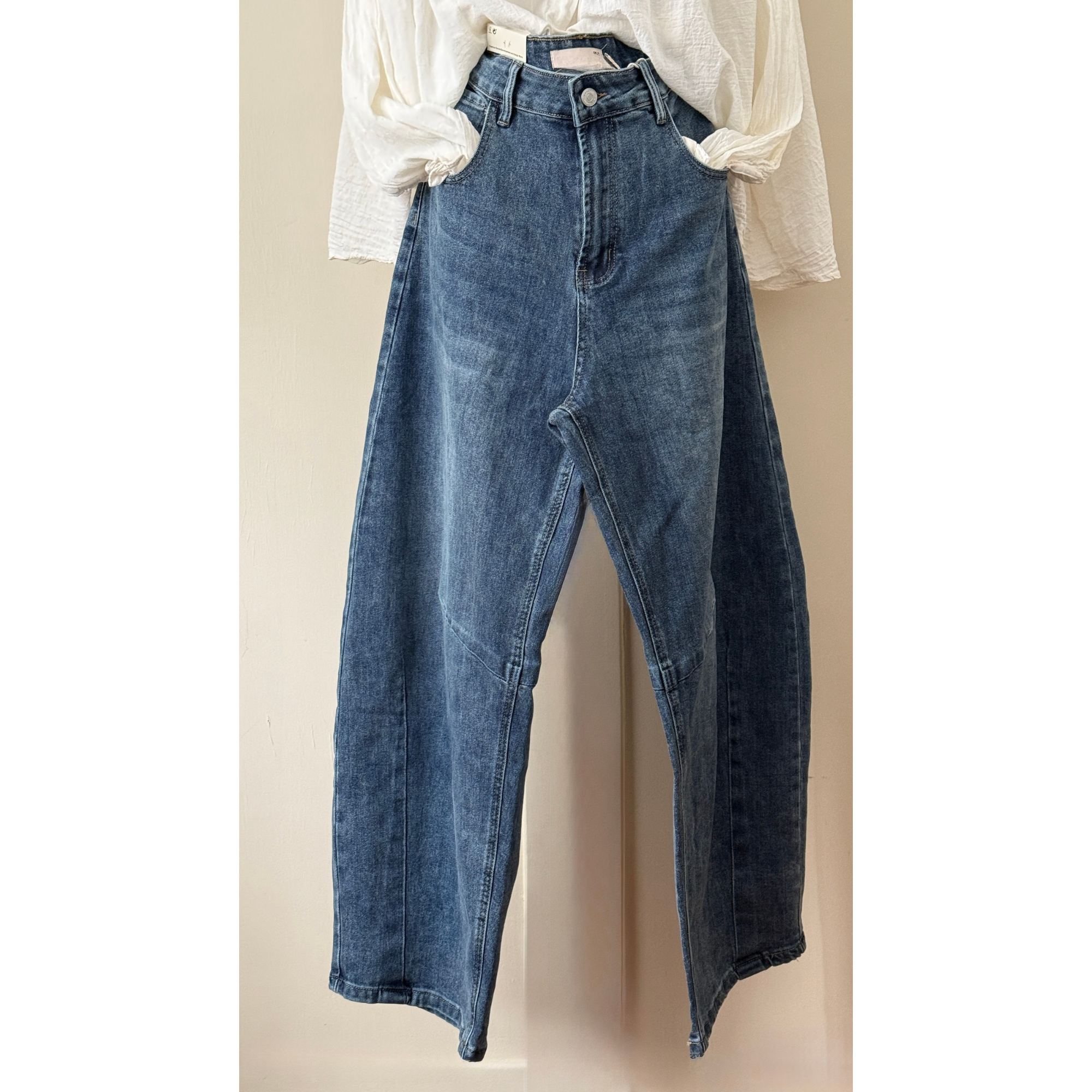 Barrel Jeans / Button closure and zip / two side front pockets and two back pockets / belt loops / Normal Fit / Take your USUAL Size  Available in different sizes