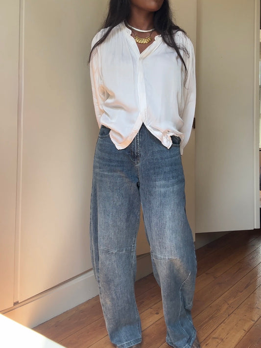 Barrel Jeans, Button closure and zip, two side front pockets and two back pockets, belt loops, Normal Fit, Take your usual size, Available in different sizes