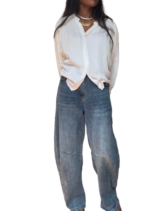 Barry Barrel Jeans, Button closure and zip, two side front pockets and two back pockets, belt loops, Normal Fit, Take your usual size, Available in different sizes