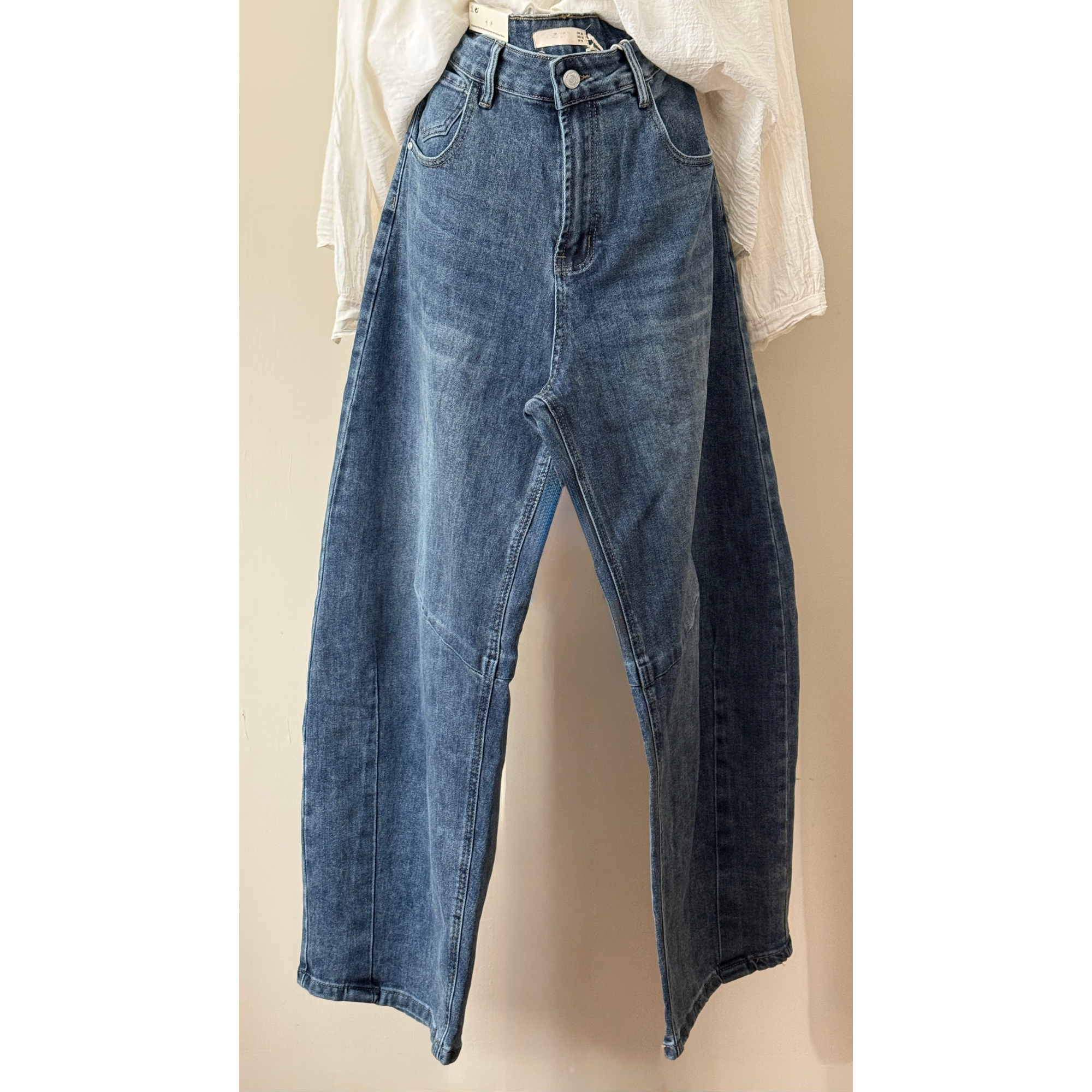 Barrel Jeans / Button closure and zip / two side front pockets and two back pockets / belt loops / Normal Fit / Take your USUAL Size  Available in different sizes