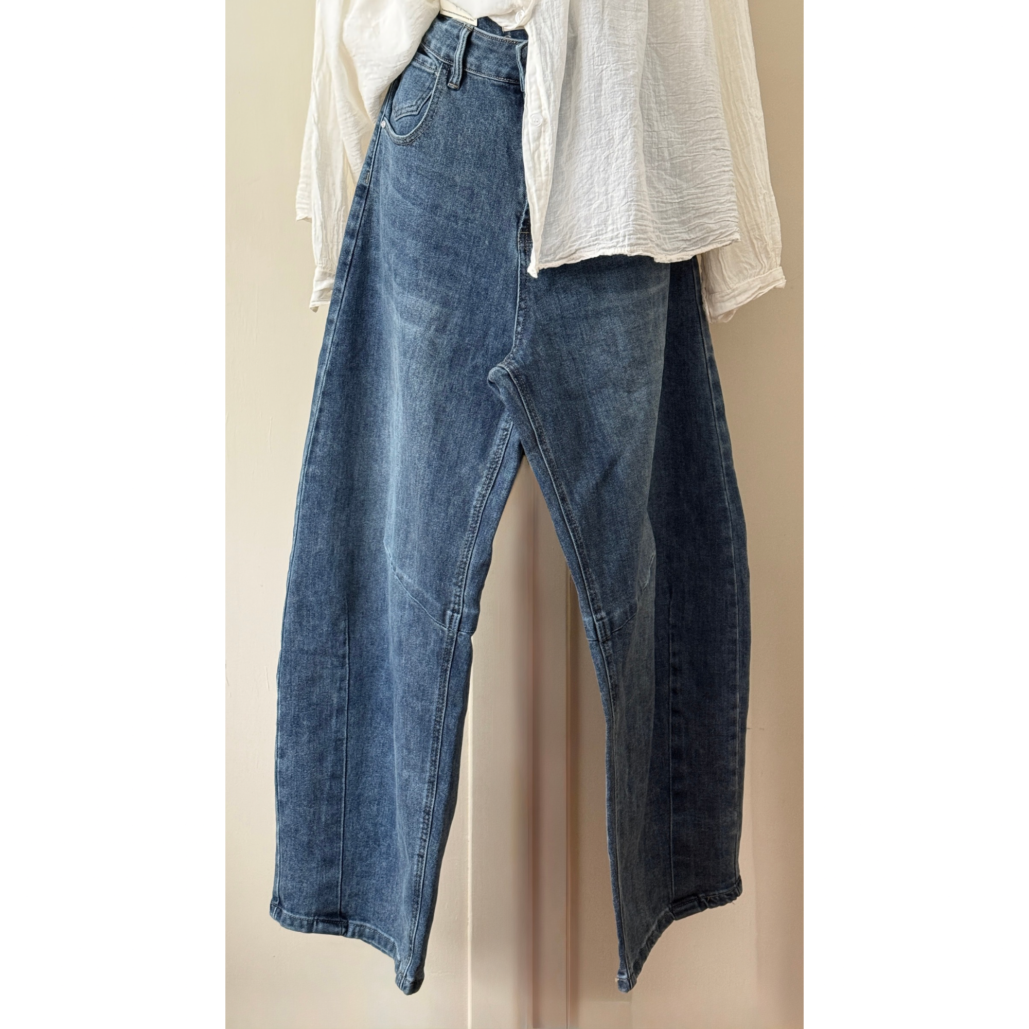 Barrel Jeans / Button closure and zip / two side front pockets and two back pockets / belt loops / Normal Fit / Take your USUAL Size  Available in different sizes