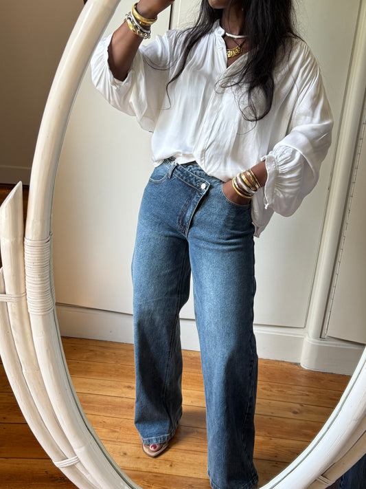 Jeans with Crossed Button Closure and zip, Dark Wash, two side front pockets and two back pockets, belt loops, Normal Fit, Available in Different Sizes