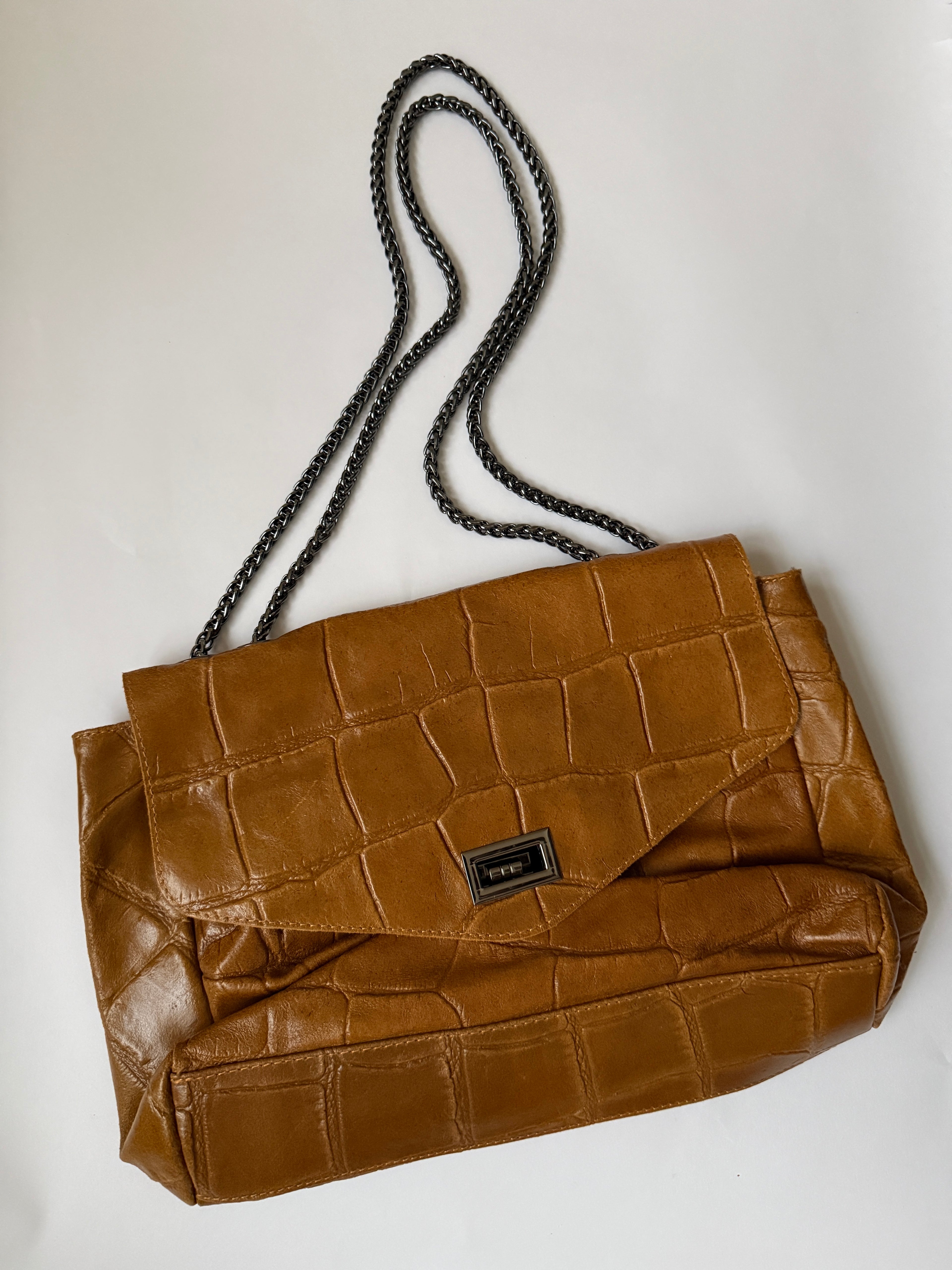CAMEL COLOR LEATHER HANDBAG WITH ADJUSTABLE STRAPS, ZIP CLOSING INSIDE, NEVER WORN, NEW WITHOUT TAGS