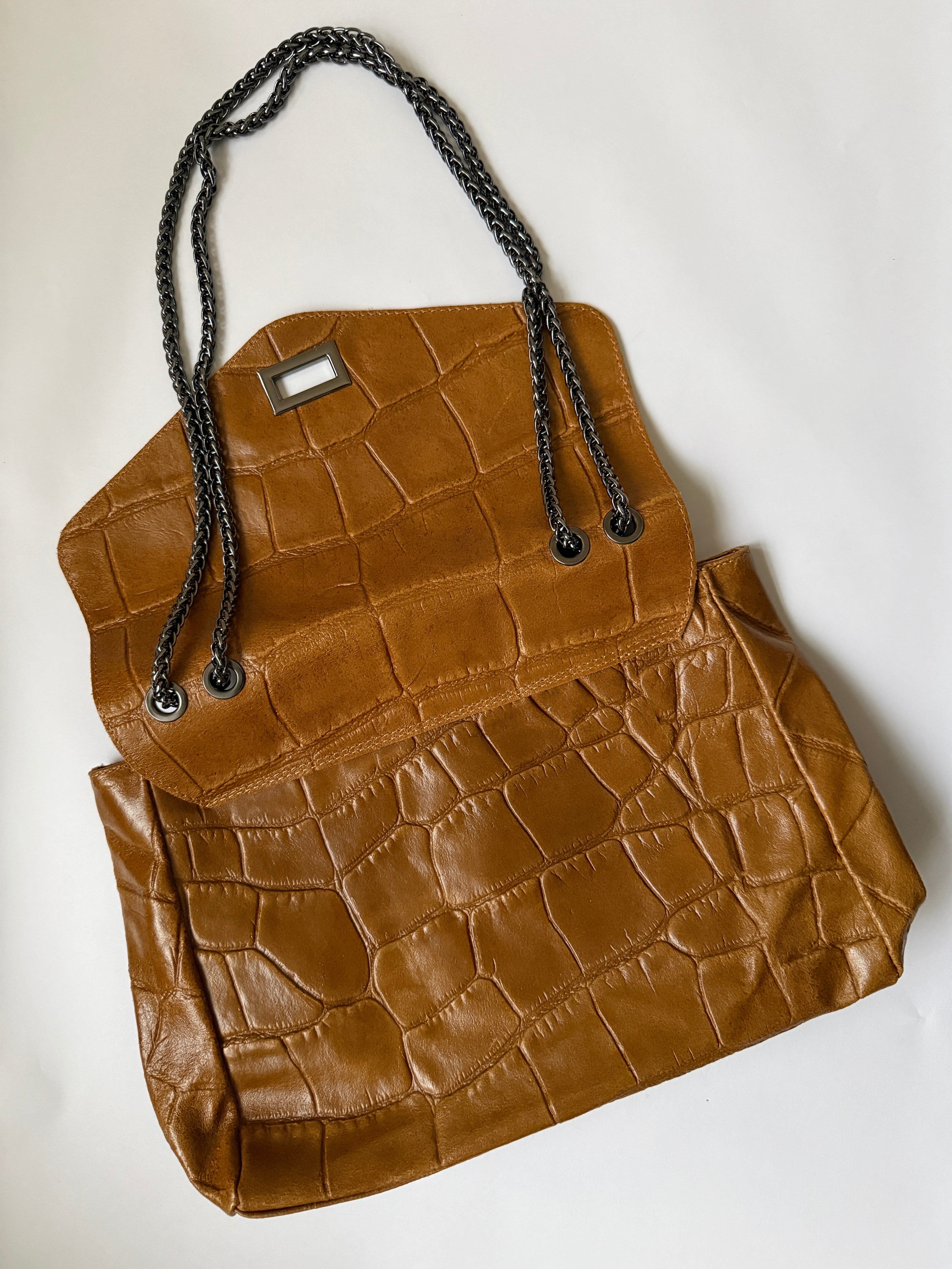CAMEL COLOR LEATHER HANDBAG WITH ADJUSTABLE STRAPS, ZIP CLOSING INSIDE, NEVER WORN, NEW WITHOUT TAGS