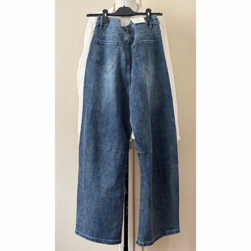 Barrel Jeans / Button closure and zip / two side front pockets and two back pockets / belt loops / Normal Fit / Take your USUAL Size  Available in different sizes
