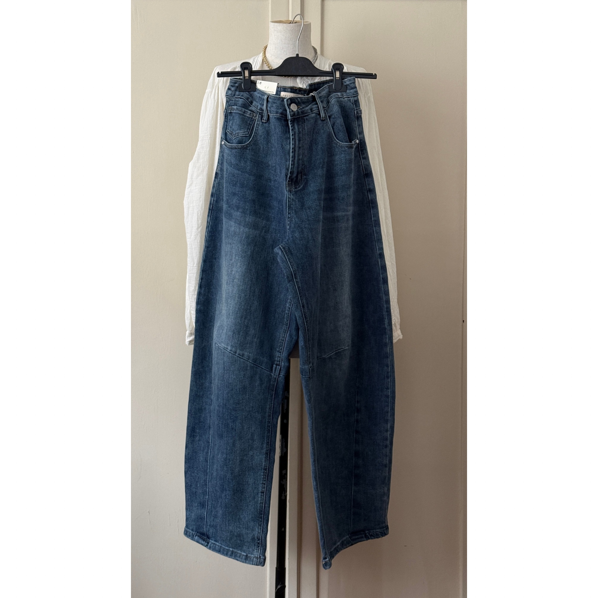 Barrel Jeans / Button closure and zip / two side front pockets and two back pockets / belt loops / Normal Fit / Take your USUAL Size  Available in different sizes