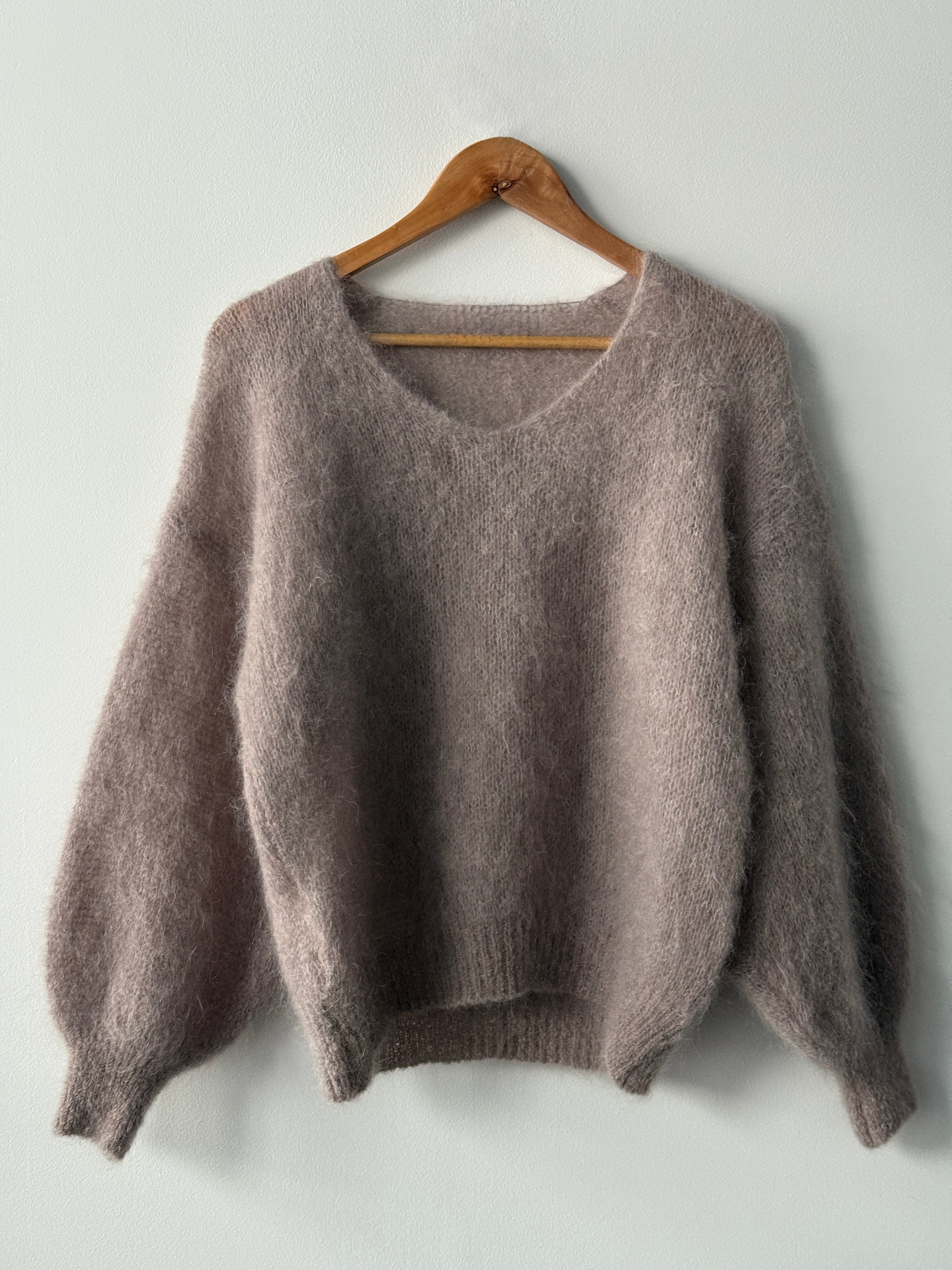 Small V neck Knit, One Size (34-42), Normal Fit, New without Tags