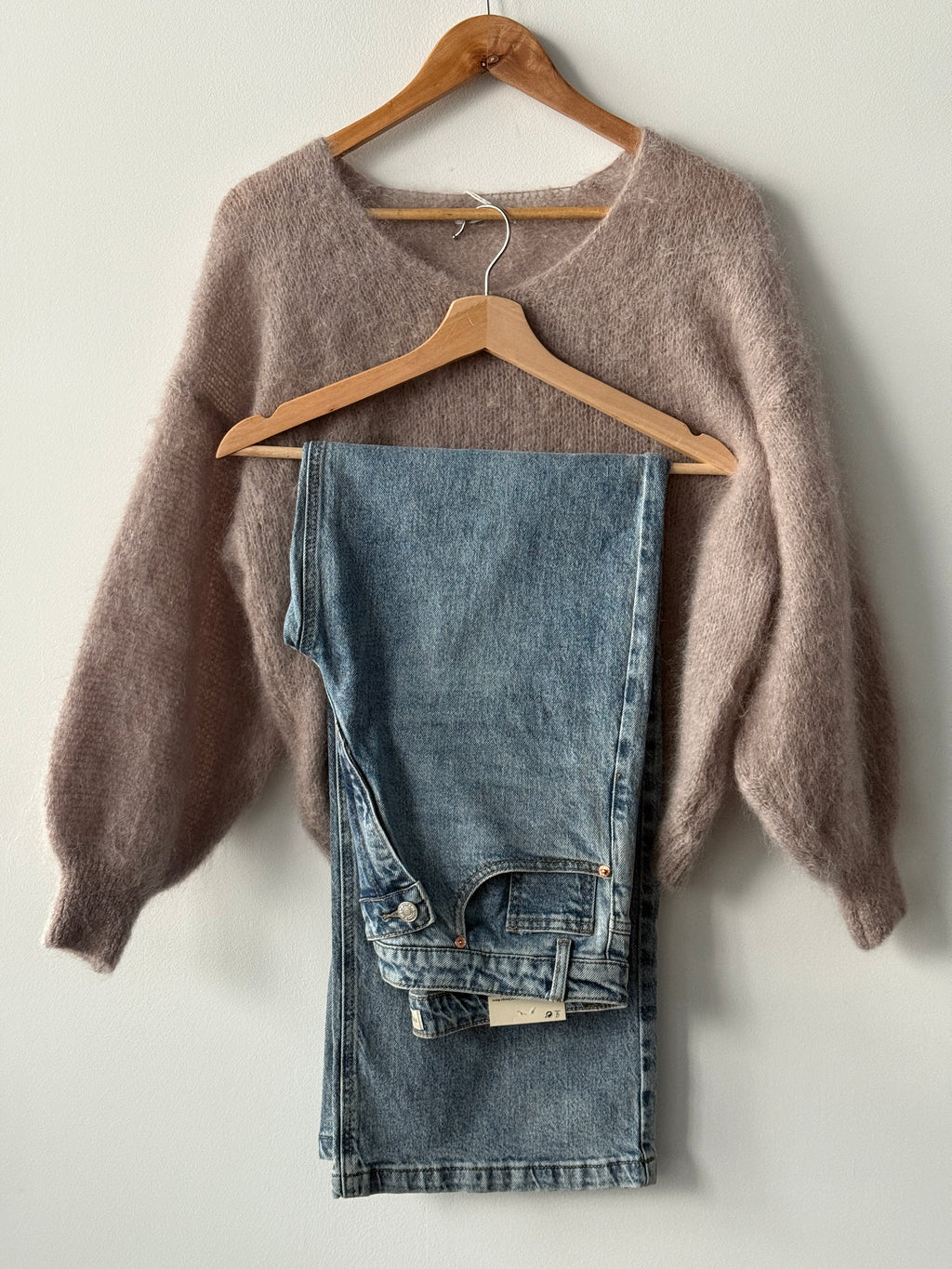 Jeans with Crossed Button Closure and zip, Light Wash, two side front pockets and two back pockets, belt loops, Normal Fit, Available in Different Sizes