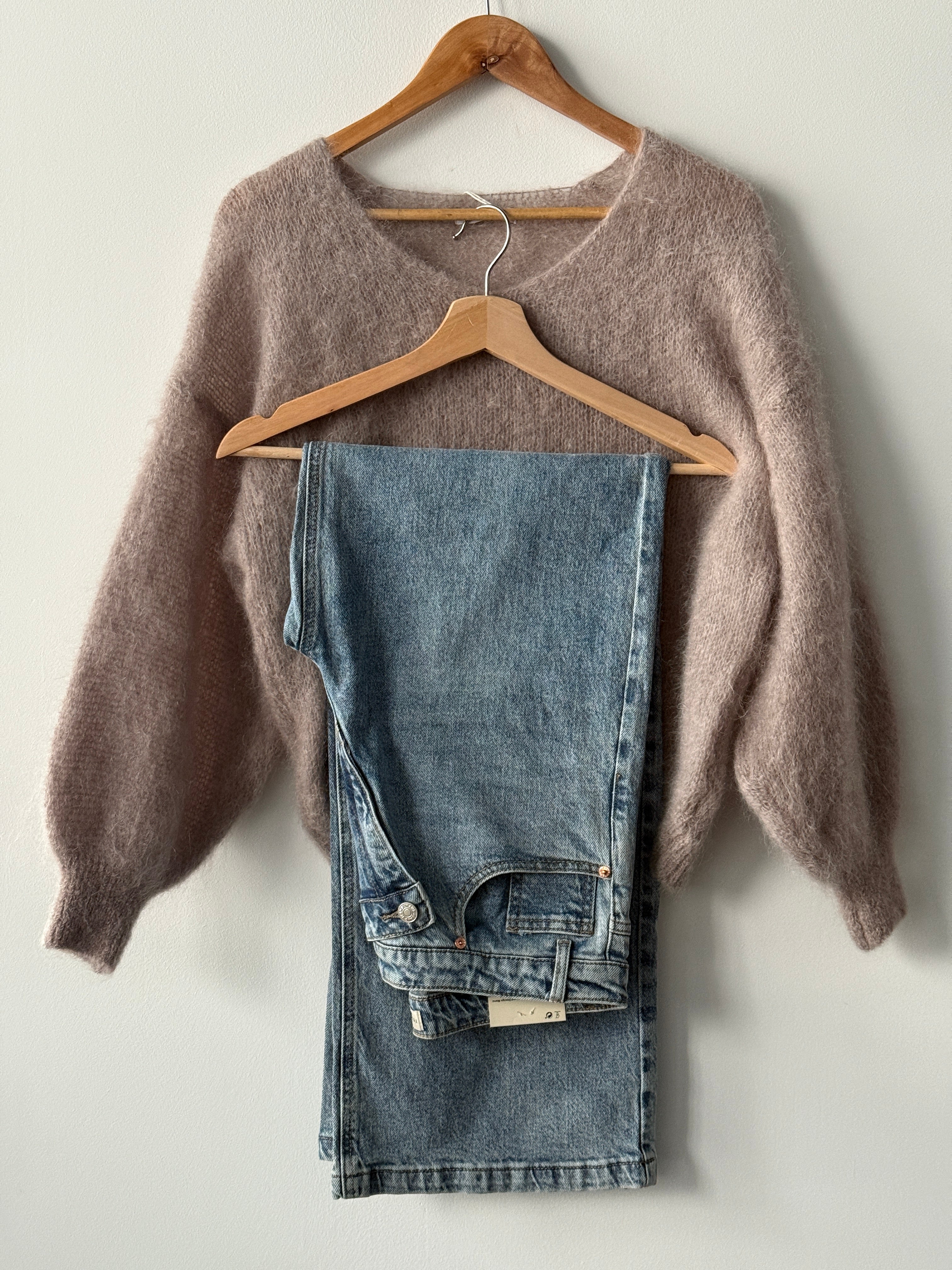 Jeans with Crossed Button Closure and zip, Light Wash, two side front pockets and two back pockets, belt loops, Normal Fit, Available in Different Sizes