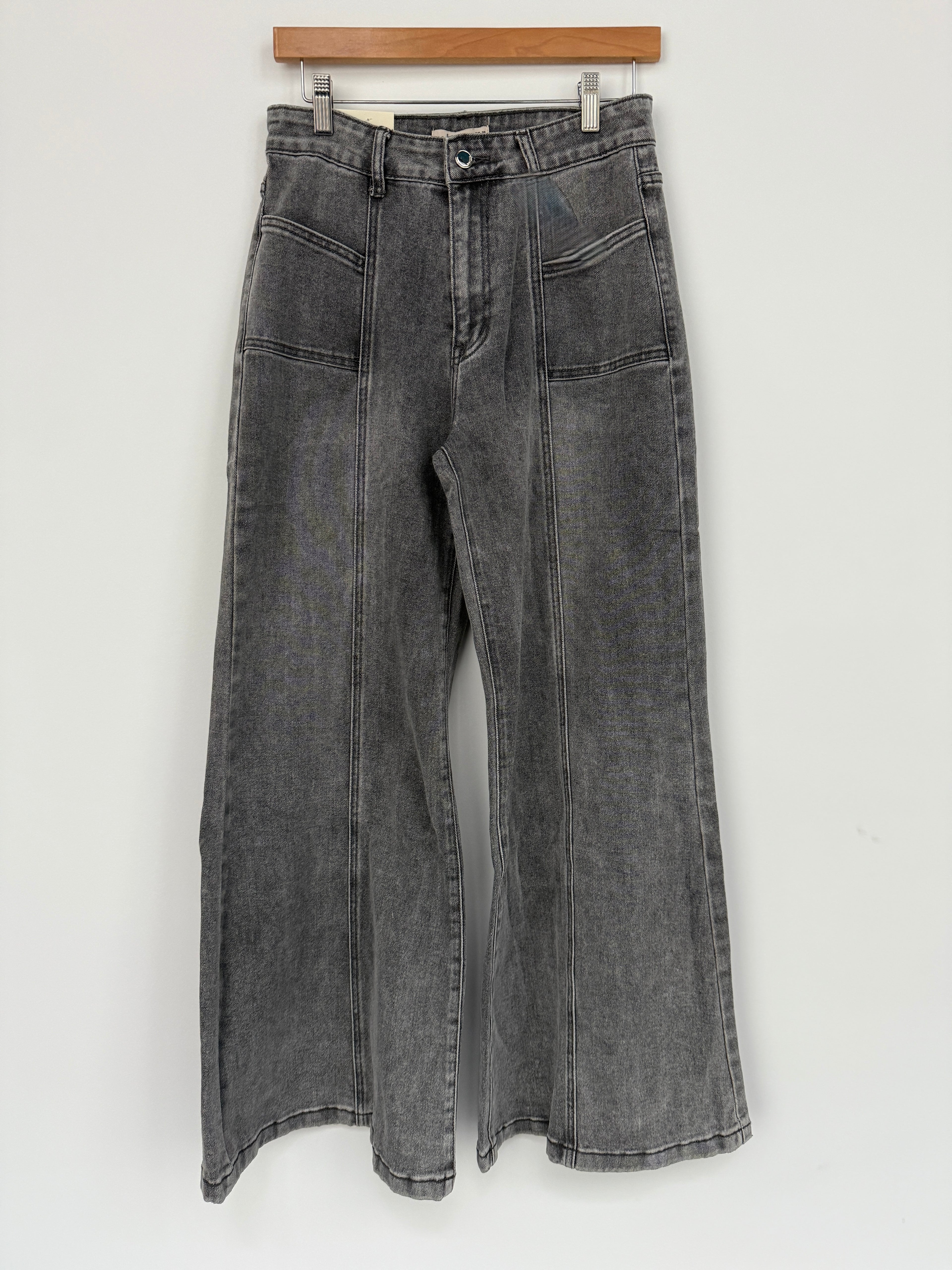 Jeans with wide legs, Button Closure and zip, two side front pockets and two back pockets, belt loops, Normal Fit, Available in Different Sizes