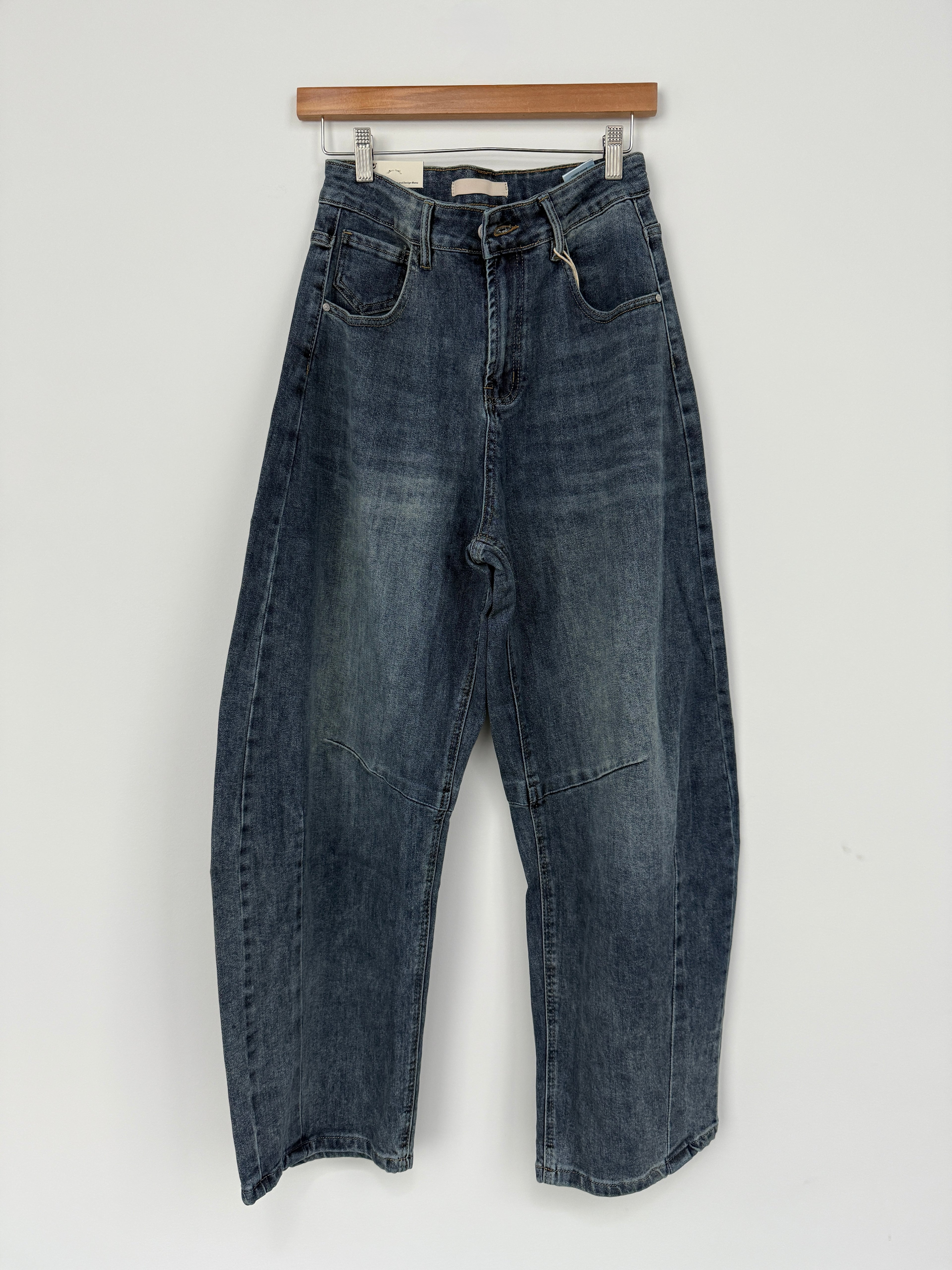 Barrel Jeans, Button closure and zip, two side front pockets and two back pockets, belt loops, Normal Fit, Available in different sizes