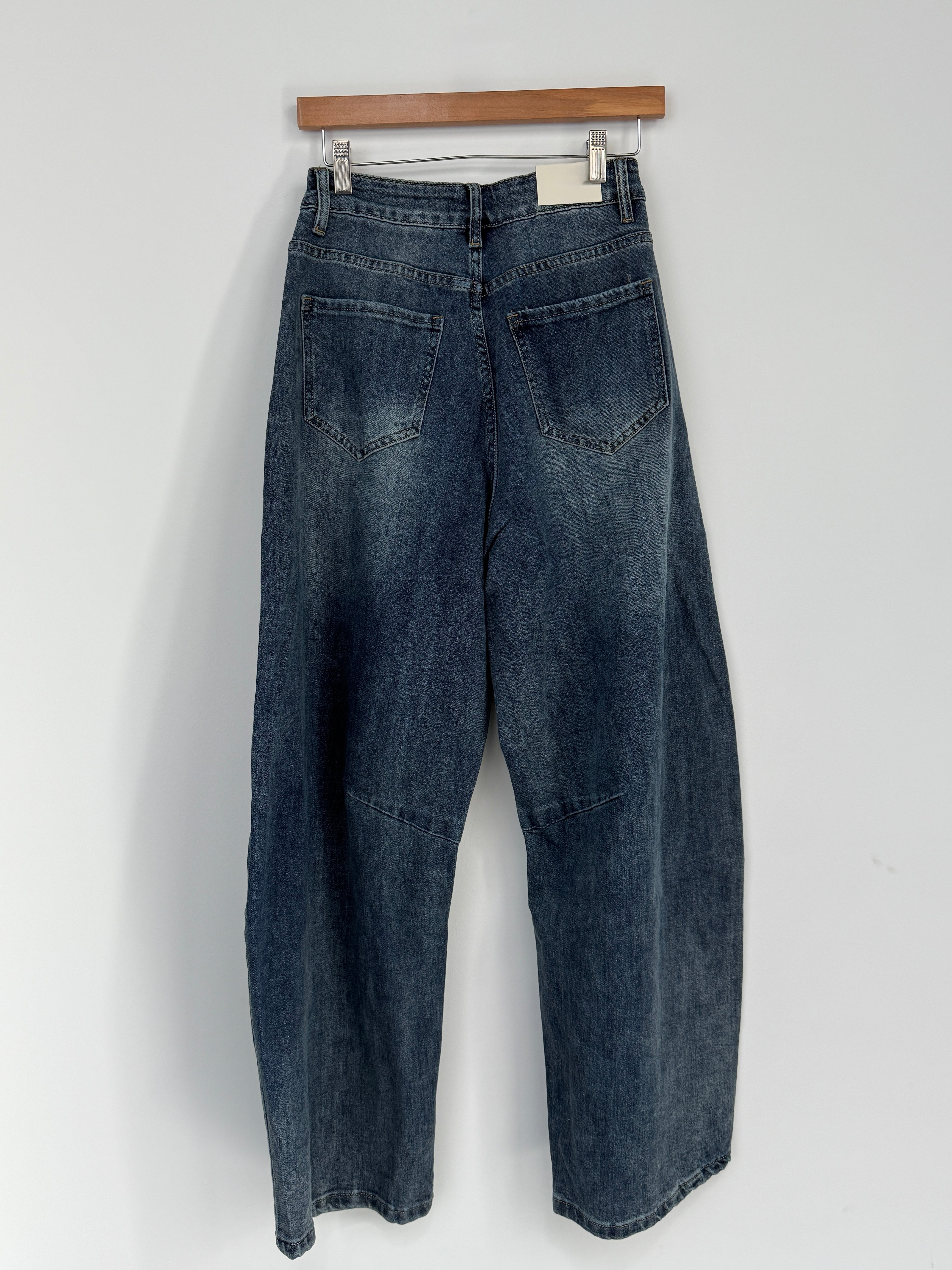 Barrel Jeans, Button closure and zip, two side front pockets and two back pockets, belt loops, Normal Fit, Available in different sizes