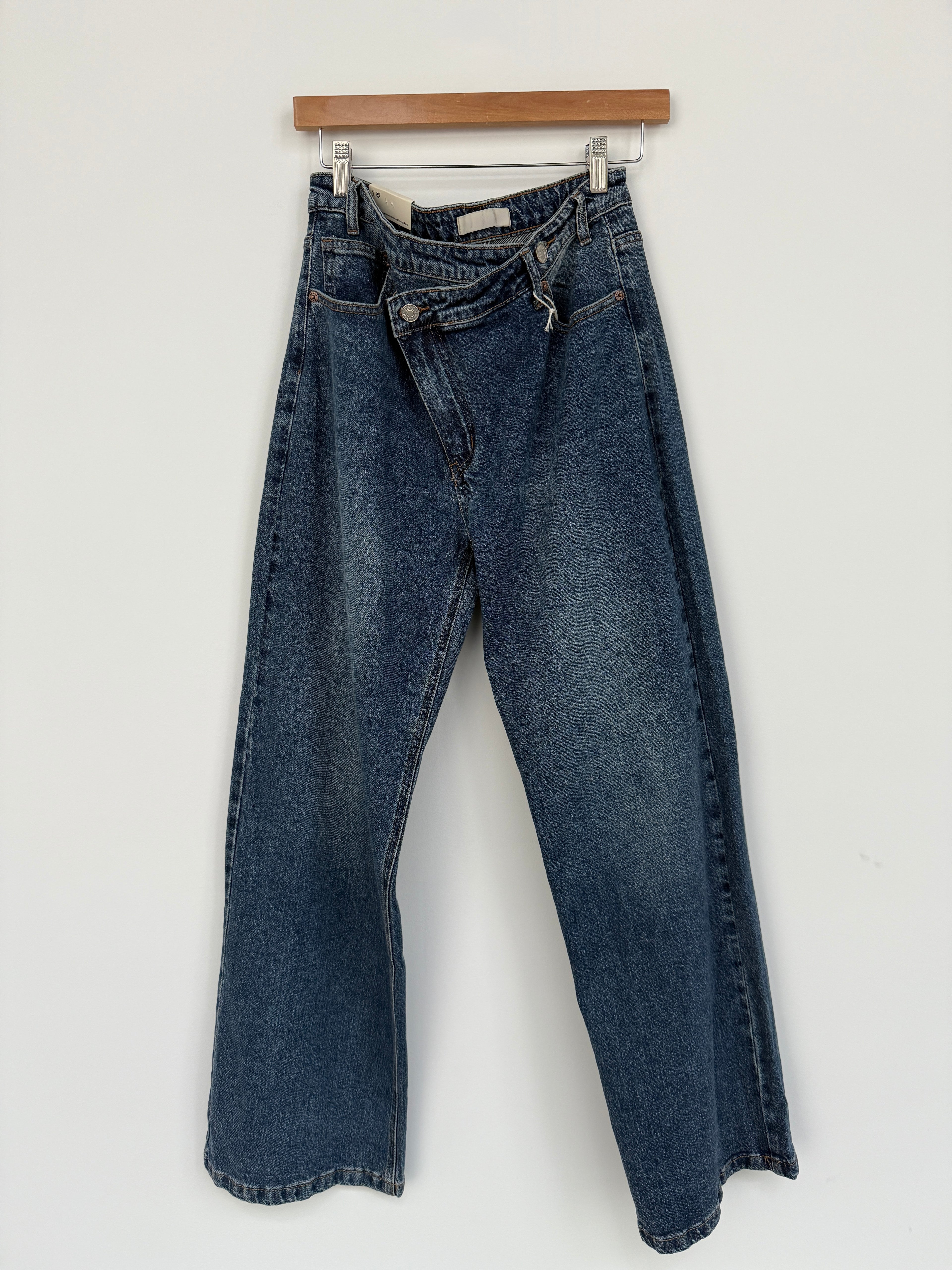 Jeans with Crossed Button Closure and zip, Dark Wash, two side front pockets and two back pockets, belt loops, Normal Fit, Available in Different Sizes