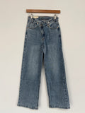 Jeans with Crossed Button Closure and zip, Light Wash, two side front pockets and two back pockets, belt loops, Normal Fit, Available in Different Sizes