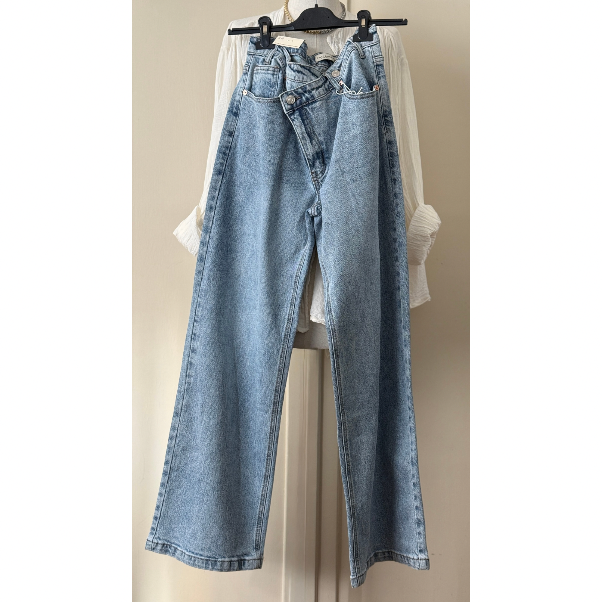 Jeans with Crossed Button Closure and zip, Light Wash, two side front pockets and two back pockets, belt loops, Normal Fit, Available in Different Sizes